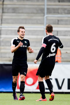 Örebros Hjörtur Logi Valgardsson jublar mot Robert Åhman