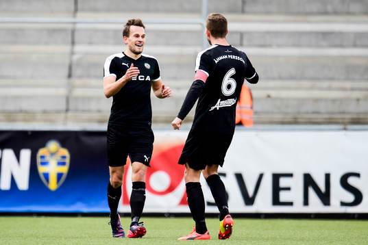 Örebros Hjörtur Logi Valgardsson jublar mot Robert Åhman