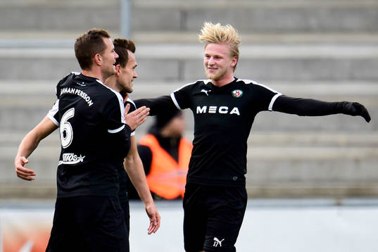 Örebros Robert Åhman Persson, Hjörtur Logi Valgardsson