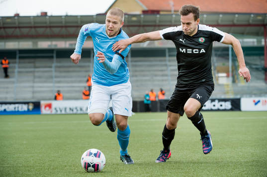 Malmö FFs Anton Tinnerholm jagas av Örebros Hjörtur Logi