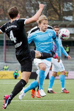 Örebros Hjörtur Logi Valgardsson rensar framför Malmö