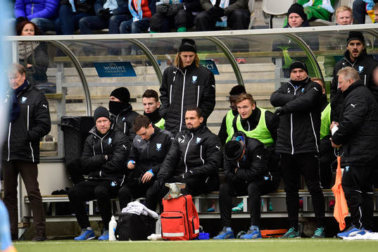 Malmö FFs ledare och spelare deppar på bänken
