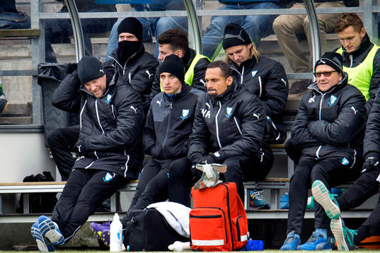 Malmö FFs assisterande tränare Olof Persson och bänken