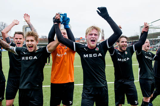 Örebros Daniel Björnqvist, målvakt Jacob Rinne, Karl