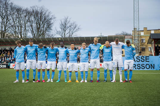 Malmö FFs spelare håller tyst minut för nyss avlidne