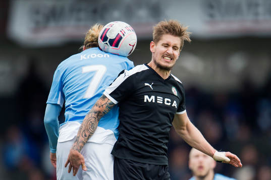 Örebros Karl Holmberg i nickduell med Malmö FFs Simon
