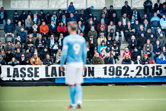Klacken har satt upp en banderoll till minne av