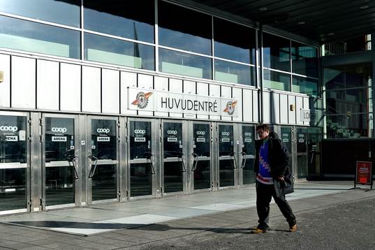 Huvudentrén till Coop Norrbotten Arena innan kvartsfinal
