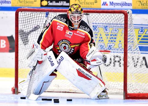 Luleås målvakt Joel Lassinantti på uppvärmningen innan