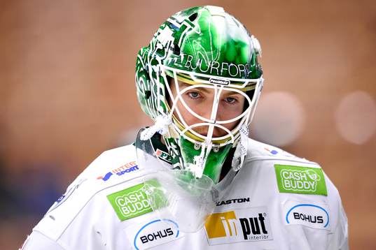 Frölundas målvakt Linus Fernström på uppvärmningen