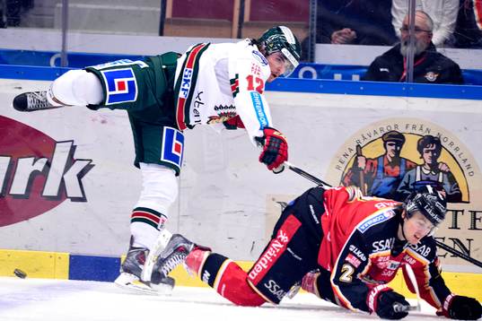 Frölundas Oscar Engsund tacklar Luleås Dean Kukan