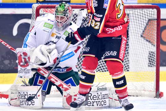 Frölundas målvakt Lars Johansson räddar ett skott
