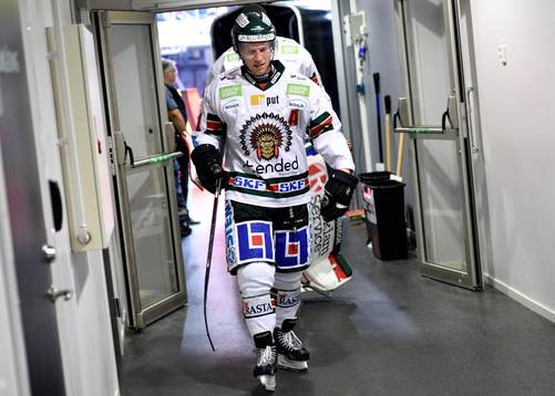 Någon hade kastat in grus i bortalagets spelargång