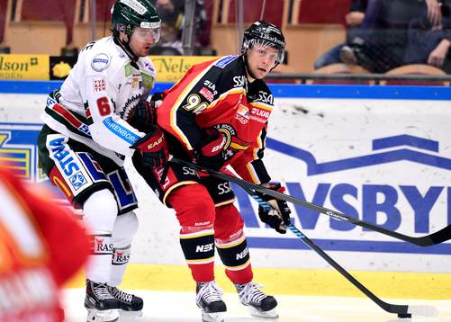 Luleås Johan Harju jagas av Frölundas Mikael Wikstrand