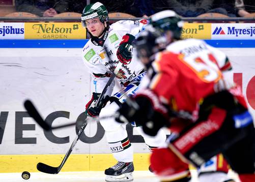 Frölundas Max Görtz med pucken