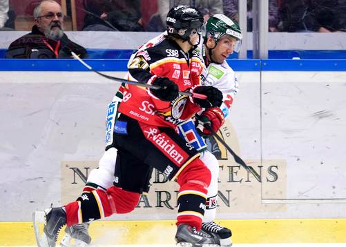 Frölundas Joel Lundqvist bli tacklad av Luleås Daniel Zaar
