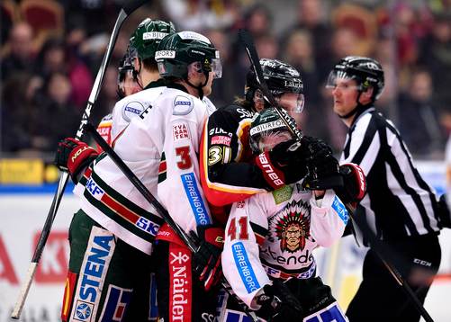 Luleås Jonathan Granström håller fast Frölundas Mathis