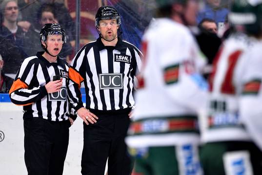 Domarna Pehr Claesson(v) och Mikael Nord(h) ser chockerat