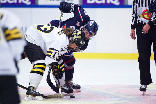 s Melinda Olsson tekar mot AIK:s Lisa Hedengren