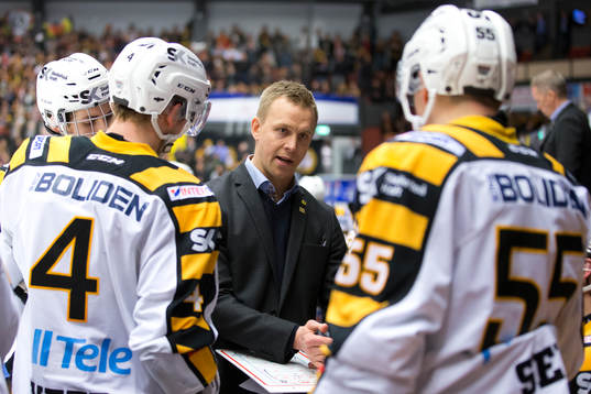 Skellefteås tränare Bert Robertsson coachar sitt lag i