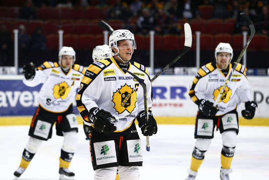 Skellefteå lagkapten Erik Forssell kvitterar till 2-2 och