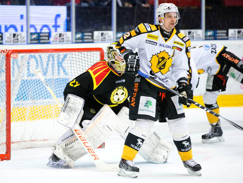 Skellefteå Janne Pesonen framför Brynäs målvakt