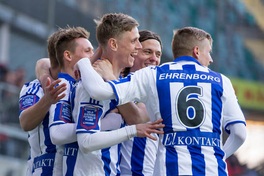 IFK Göteborgs Gustav Engvall kramas om av Jakob Ankersen,