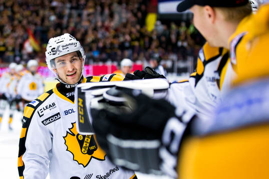 Skellefteå Andrew Calof jublar vid båset