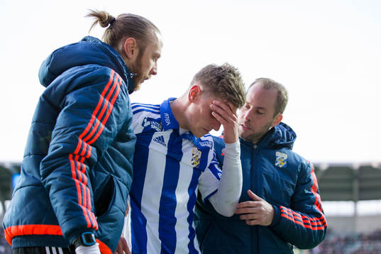 IFK Göteborgs Sören Rieks blir omhändertagen