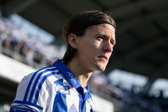 IFK Göteborgs Lasse Vibe på väg in till fotbollsmatchen