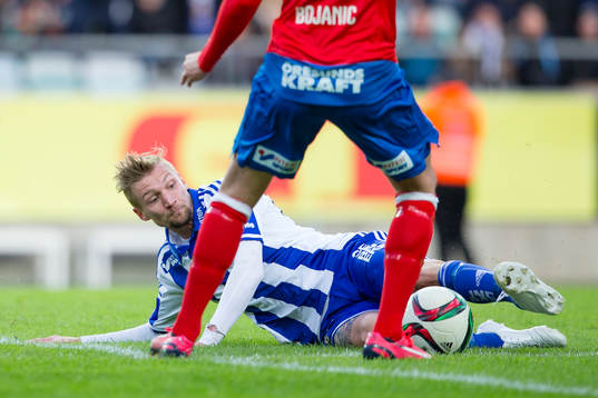IFK Göteborgs Sebastian Eriksson glidtacklar Helsingborgs