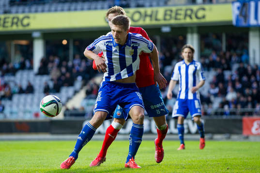 IFK Göteborgs Mikael Boman täcker bollen för