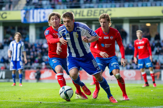 IFK Göteborgs Mikael Boman täcker bollen för