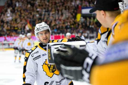 Skellefteå Andrew Calof jublar vid båset