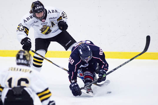 s Louise Nordberg-Tenglin tacklar LHC:s Stefanie Marty