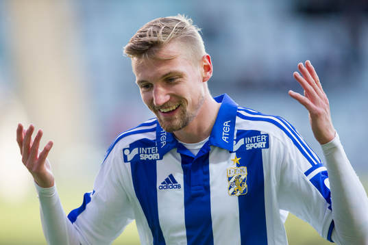 IFK Göteborgs Sebastian Eriksson hyllas av publiken vid