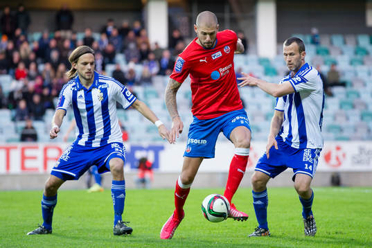Helsingborgs Robin Simovic täcker bollen för IFK