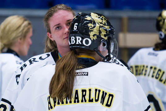 AIKs Sabina Küller tröstar Clara Hammarlund