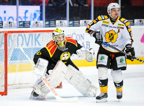 Skellefteå Janne Pesonen framför Brynäs målvakt