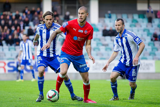 Helsingborgs Robin Simovic täcker bollen för IFK