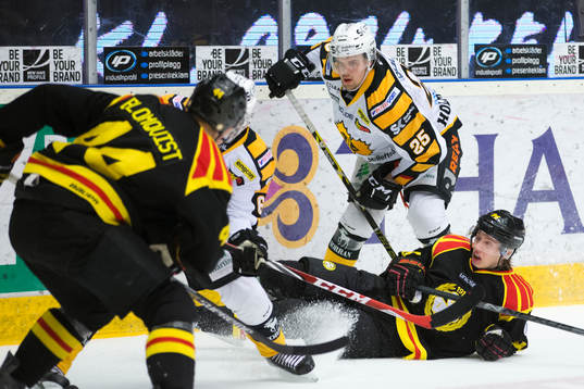Brynäs Oskar Lindblom liggande på isen och Skellefteå