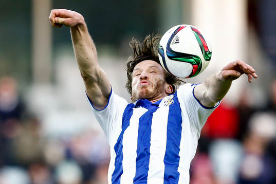 IFK Göteborgs Gustav Svensson plockar ner bollen