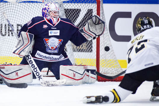 s Elin Holmlöv tar avslut på LHC:s målvakt Kim Martin