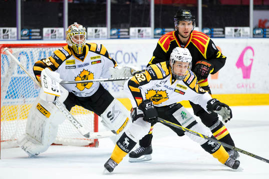 Skellefteå målvakt Markus Svensson och Arvid Lundberg och