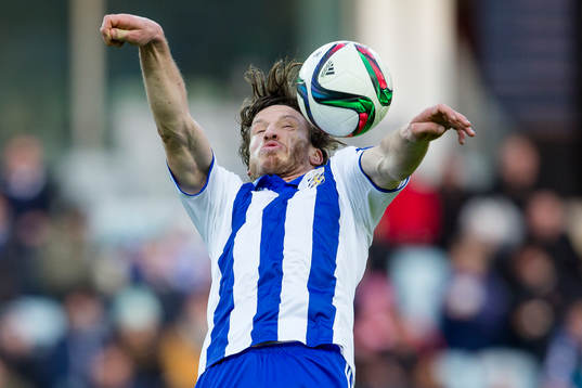 IFK Göteborgs Gustav Svensson tar ned bollen på bröstet