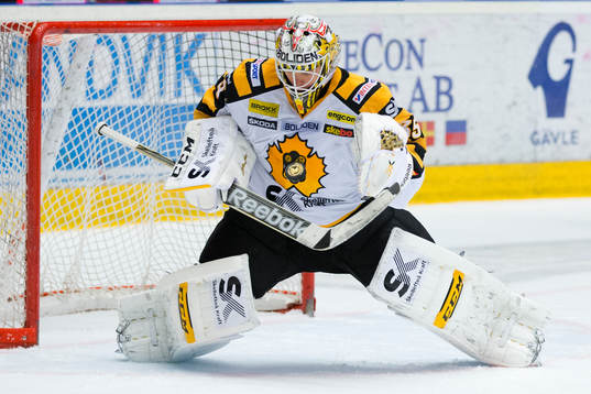 Skellefteå målvakt Markus Svensson håller koll på pucken