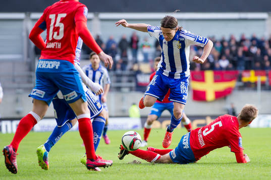 Helsingborgs Johan Mårtensson glidtacklar IFK Göteborgs