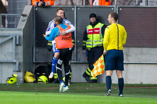 IFK Göteborgs Jakob Ankersen jublar ihop med Haitam