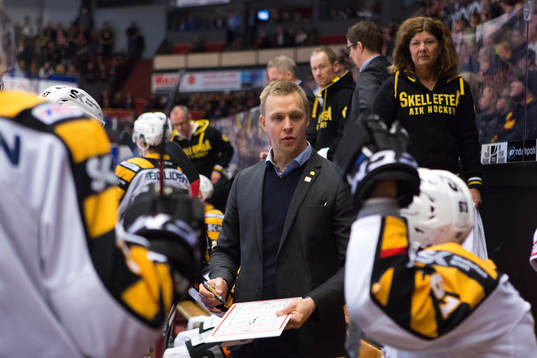 Skellefteås tränare Bert Robertsson coachar sitt lag i