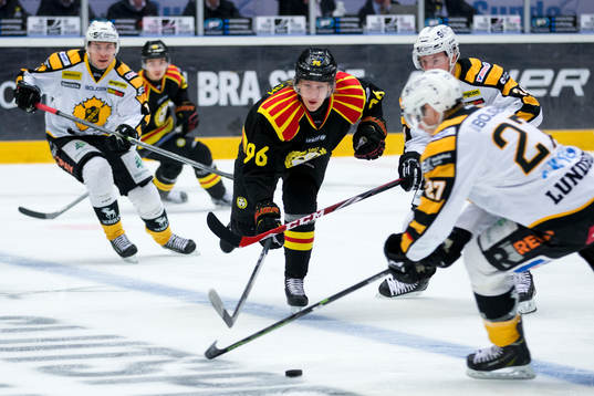 Brynäs Oskar Lindblom trängs av flera Skellefteå spelare